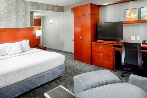 Courtyard by Marriott San Antonio Six Flags at The RIM Image