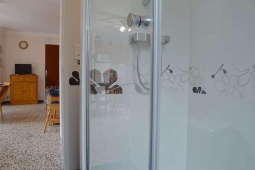 une porte en verre d'une chambre avec une table dans l'établissement Appartement 2 pièces - 4 personnes - ARGELES SUR MER AR860-B25, à Argelès-sur-Mer