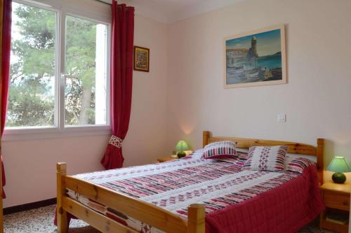 une chambre avec un lit et une fenêtre dans l'établissement Appartement 2 pièces - 4 personnes - ARGELES SUR MER AR860-B25, à Argelès-sur-Mer