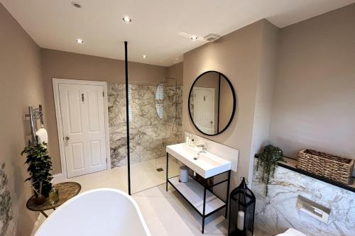 ein Badezimmer mit Dusche, Waschbecken und Spiegel in der Unterkunft Stunning Town House in City Centre- Free Parking! in Bath