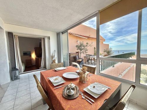 une salle à manger avec une table et une vue sur l'océan dans l'établissement Appartement vue mer Santa Lina F, à Ajaccio