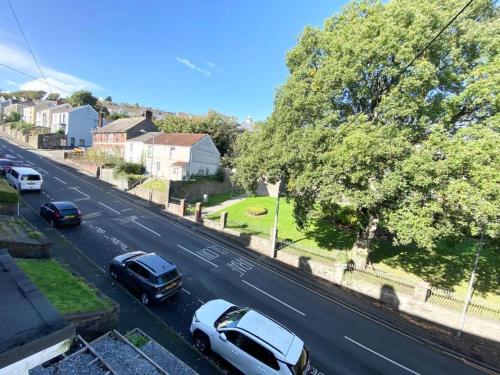 - une vue sur une rue avec des voitures garées sur la route dans l'établissement Budget room 10min Walk to Swansea Centre 1, à Swansea