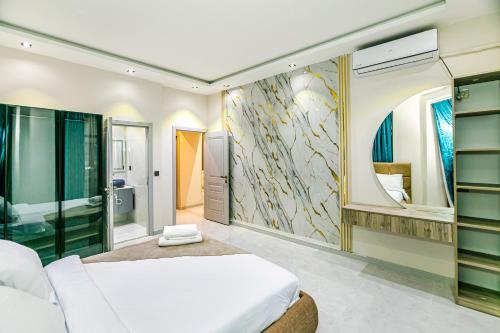 1 dormitorio con 1 cama y una pared con una pintura de pescado en MAGNIUM Apartment in Nizami st, en Baku