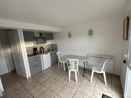 une cuisine avec une table et des chaises dans une pièce dans l'établissement CHARAVEL, à Vienne