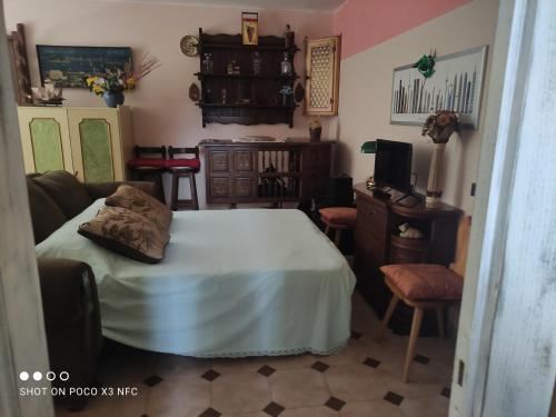 a living room with a bed and a couch at Appartamento GALY Spoleto in San Venanzia