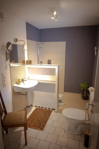 a bathroom with a sink and a toilet at Ferienwohnung & Apartment Am Steinbrunnen in Brauneberg
