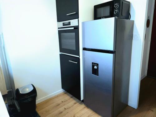 Elle comprend un réfrigérateur et un four micro-ondes. dans l'établissement Appartement Spacieux & Parking, à Caen