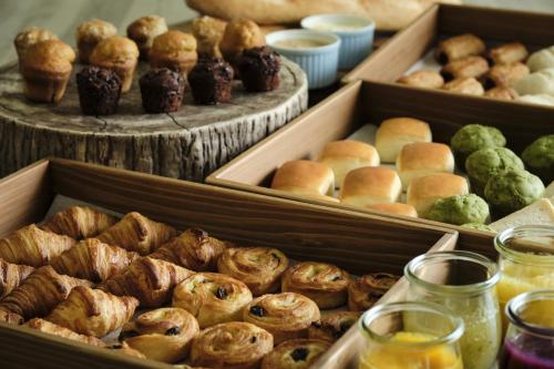 eine Auslage verschiedener Gebäcksorten und anderer Backwaren in der Unterkunft Art Hotel Ishigakijima in Ishigaki-jima