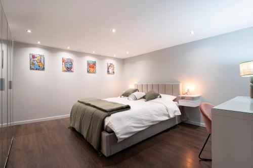 - une chambre avec un lit et deux vitraux dans l'établissement Les Ponts, à Nancy