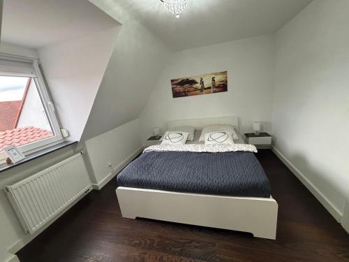 a bedroom with a bed in a small room at Moderne deluxe 3-Zi Eigentums- Maisonette-Wohnung IBM Bertrandt Mercedes in Ehningen