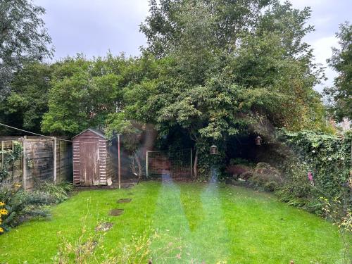 Κήπος έξω από το 6Guests-Parking-PetsOK-FamilyFriendly-Garden