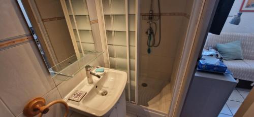 une petite salle de bain avec un lavabo et une douche dans l'établissement Studio Les pieds dans l 'eau, à Collioure