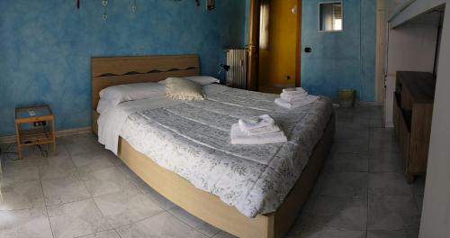 Un dormitorio con una cama grande con toallas. en B&B trastevere 2, en Roma