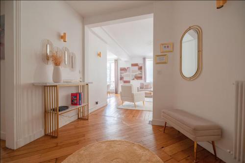 - un salon blanc avec un miroir et une chaise dans l'établissement CIA - Champs Élysées Delight, à Paris