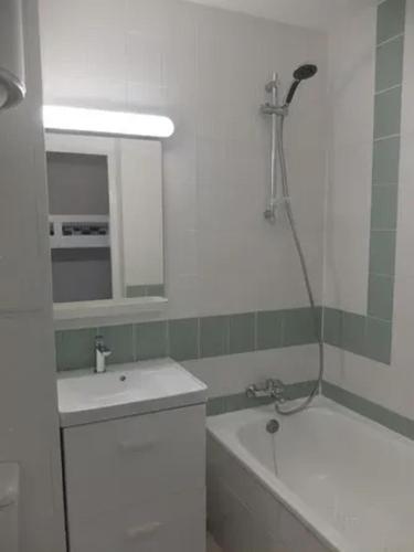 une salle de bain avec une baignoire, un lavabo et une douche dans l'établissement Appartement confortable à Canet-en-Roussillon, 24 m², piscine partagée, à Canet