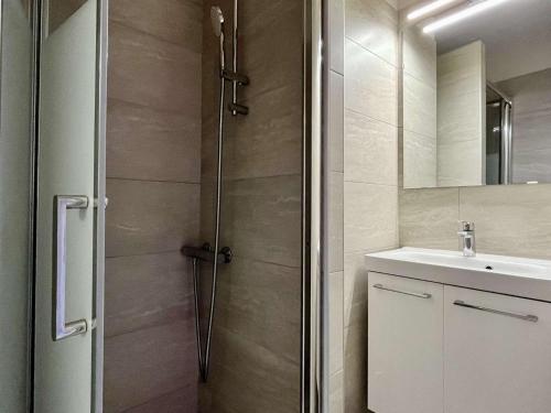 une salle de bain avec douche et lavabo dans l'établissement Appartement Studio mezzanine 4 couchages ARGELES SUR MER AR070-149, à Argelès-sur-Mer