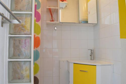 La salle de bains est pourvue d'un lavabo, d'un comptoir et de placards. dans l'établissement SP490-165 Appartement 2 pièces mezzanine SAINT PIERRE LA MER, à Saint Pierre La Mer
