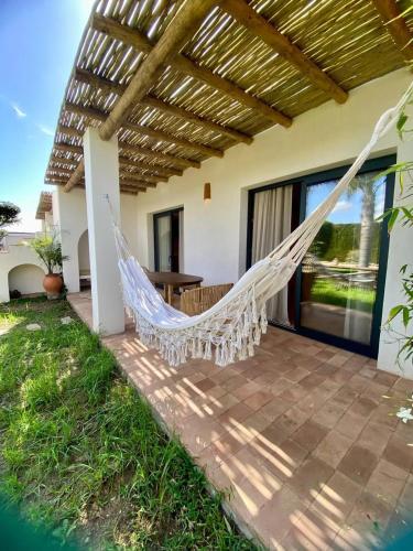una hamaca en el patio de una casa en Charming Bungalow in Tarifa with Garden, en Tarifa