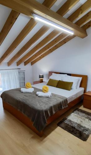 a bedroom with a large bed with two towels at A Casa da Loja in Lagoa