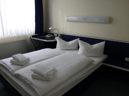 En eller flere senger på et rom på Central-Hotel Eberswalde