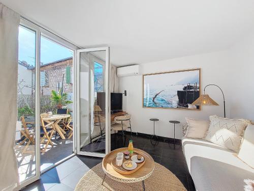 un salon avec un canapé et une table dans l'établissement Nestor&Jeeves - TERRASSE DU SUD - Central - Terrace, à Nice