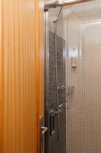 a shower in a bathroom with a glass door at Estúdio no Porto in Porto