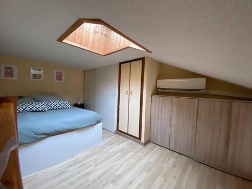 - une chambre avec un lit et une grande lucarne dans l'établissement Villa cosy 4 pers, terrasse, parking privé à Port Leucate - FR-1-81-628, à Port-Leucate