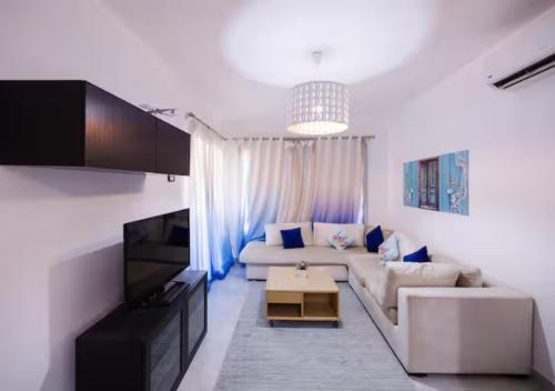 Luxurious Seaside 2-BRs Apartment