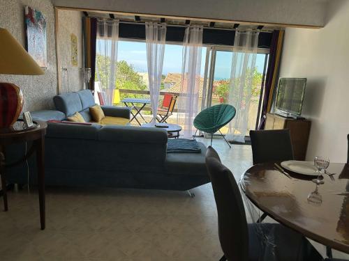 un salon avec un canapé et une table dans l'établissement SP460-032 Maison 4 pièces 5 couchages SAINT PIERRRE LA MER, à Saint Pierre La Mer