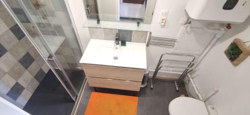 une petite salle de bain avec un lavabo et des toilettes dans l'établissement SP460-032 Maison 4 pièces 5 couchages SAINT PIERRRE LA MER, à Saint Pierre La Mer