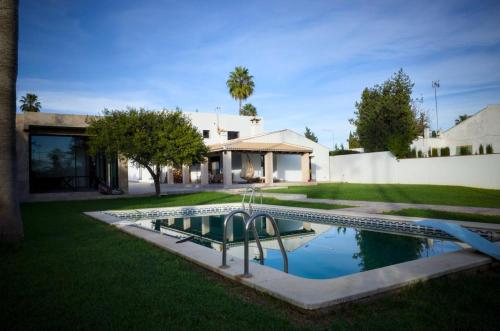 a swimming pool in the yard of a house at Villa Paraíso in Seville