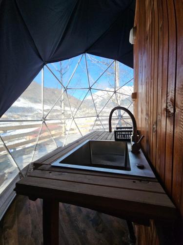 Nespecifikovaný výhled na hory nebo výhled na hory při pohledu z luxury tent