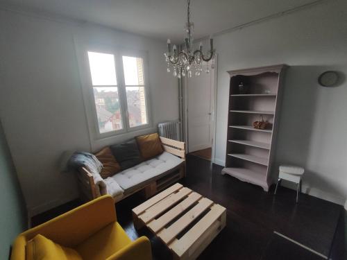 un salon avec un canapé et une table basse dans l'établissement Rouen gauche collé au jardin des plantes, à Rouen