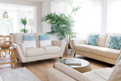 Posezení v ubytování Mariners: Stylish Beachside Getaway with Sea Views