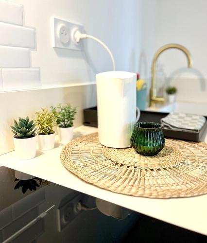 d'un comptoir avec une table avec des plantes dans l'établissement Cozy Margny - Neuf, Calme, Haut Débit & SmartTV, à Margny-lès-Compiègne