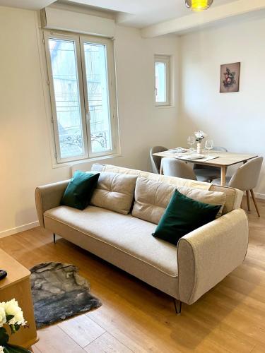 un salon avec un canapé et une table dans l'établissement Cozy Margny - Neuf, Calme, Haut Débit & SmartTV, à Margny-lès-Compiègne