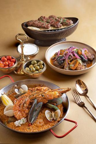 Makanan di atau berdekatan hotel