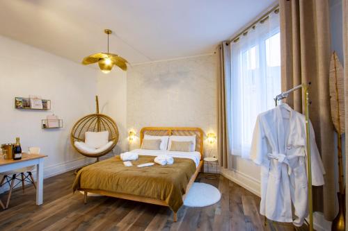 une chambre avec un lit et une fenêtre dans l'établissement Bulle Champenoise - Netflix & Wifi - Localisation Idéale - check-in 24H24 - GoodMarning, à Châlons-en-Champagne