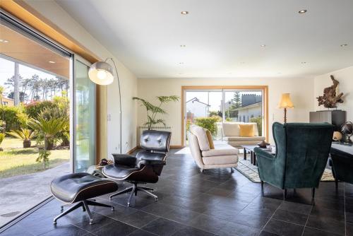 a living room with chairs and a couch and a table at Portugal Active Hábito's Lodge in Viana do Castelo