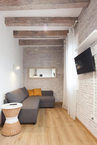 Flat with balcony next to the beach, SV