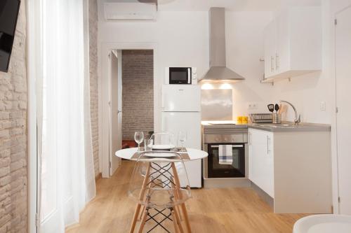 Flat with balcony next to the beach, SV
