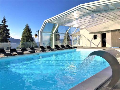 Бассейн в Ciccio Family Hotel Polsa di Brentonico или поблизости