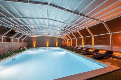Бассейн в Ciccio Family Hotel Polsa di Brentonico или поблизости