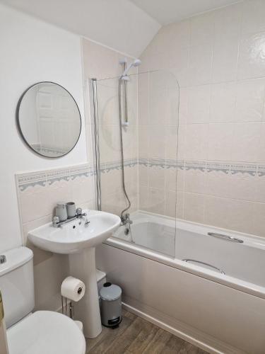 a bathroom with a sink and a tub and a toilet at Hereford - Mayflower Coach House, Modern 2 Bedroom Property With Parking, Located South Of Hereford City, Suitable For Small Family, Couple Or Contractors - Sleeps Up To 5 Guests - Hosted by RENTMYHOUSE in Hereford
