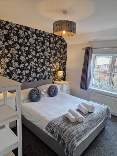 a bedroom with a bed with towels on it at Hereford - Mayflower Coach House, Modern 2 Bedroom Property With Parking, Located South Of Hereford City, Suitable For Small Family, Couple Or Contractors - Sleeps Up To 5 Guests - Hosted by RENTMYHOUSE in Hereford
