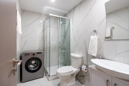 łazienka z toaletą, umywalką i prysznicem w obiekcie Sunstone - Cozy Studio W Terrace in Larnaca w Larnace