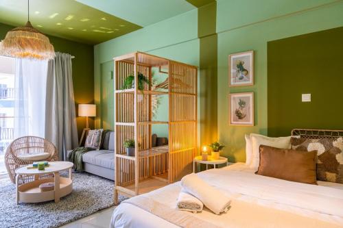 sypialnia z łóżkiem i salonem w obiekcie Sunstone - Cozy Studio W Terrace in Larnaca w Larnace