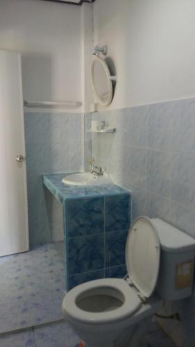 a bathroom with a toilet and a sink with a mirror at Baansanook Resort & Swimming Pool in Ko Chang