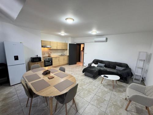 una sala de estar con una mesa y un sofá en Studio Didine, en Charleroi