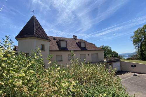 a house with a turret on top of a yard at La Tour en Seine in Les Authieux-sur-le-Port-Saint-Ouen
